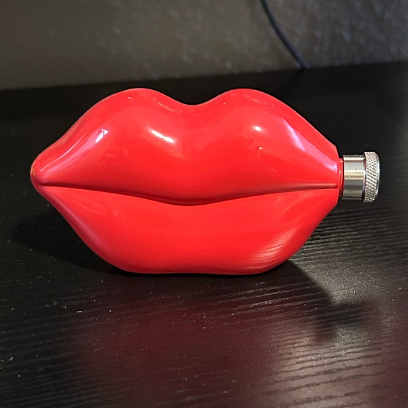 Red Lip-Shaped Makeup Container - Picture 3 of 6